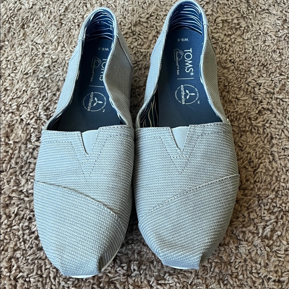 Women’s Toms shoes NWT